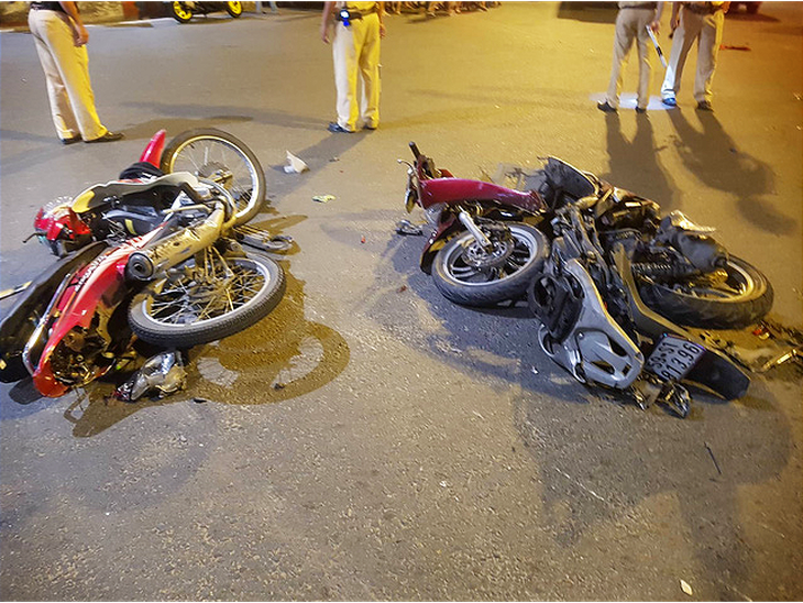 BMW lùa 5 xe máy dừng đèn đỏ, 1 người chết, nhiều người bị thương - Ảnh 2.