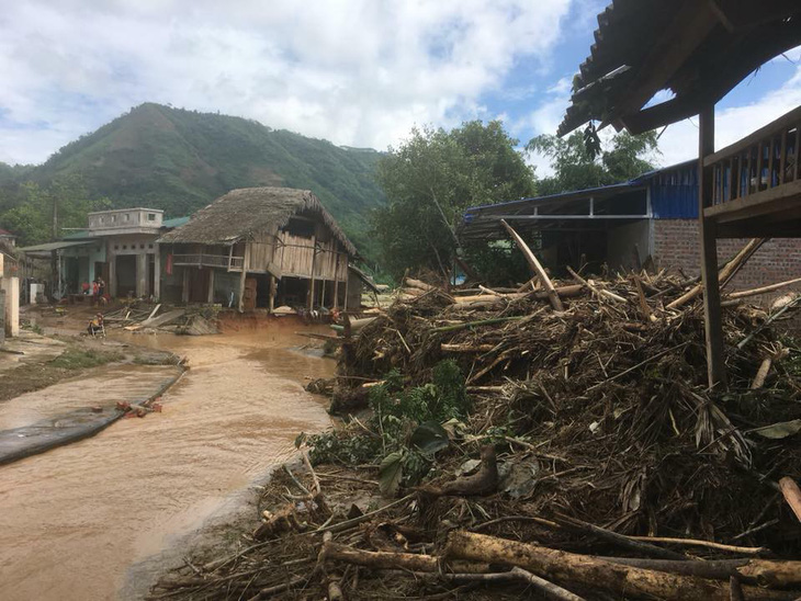 Lũ lớn ập về, gần một trăm nhà dân chìm trong nước ở Lào Cai - Ảnh 2.