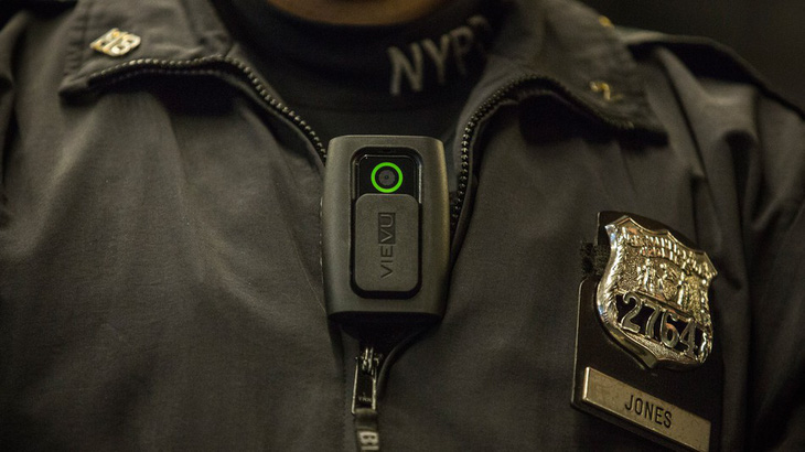 Camera đeo người bỗng nhiên bốc cháy, cảnh sát New York lo ngại - Ảnh 1.