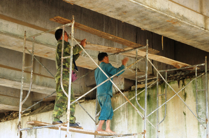 Tiếp tục sửa chữa cầu, hầm chui cao tốc bị thấm nước - Ảnh 3.