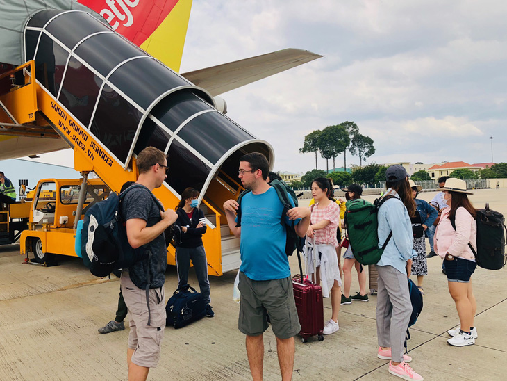 Vietnam Airlines lùi giờ nhiều chuyến bay đến Đài Bắc do bão - Ảnh 1.