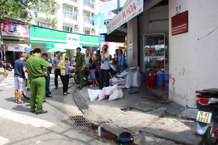 Chủ quán gạo ở Nha Trang bị đâm hàng chục nhát dao - Ảnh 2.