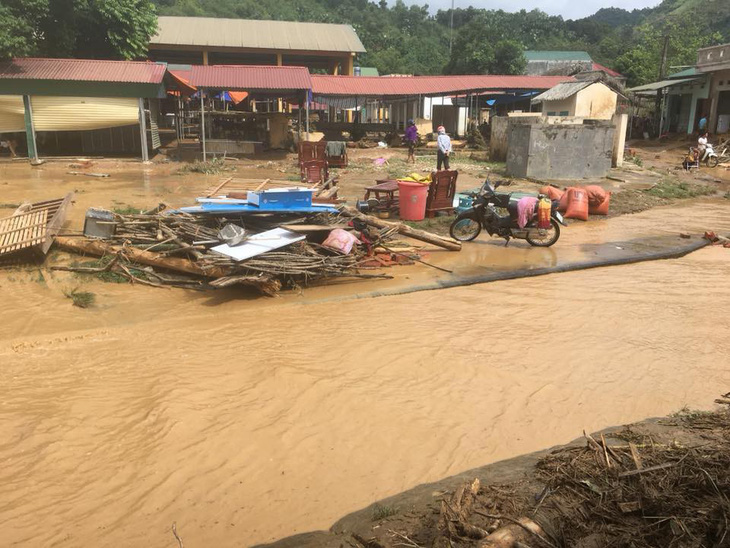 Lũ lớn ập về, gần một trăm nhà dân chìm trong nước ở Lào Cai - Ảnh 1.