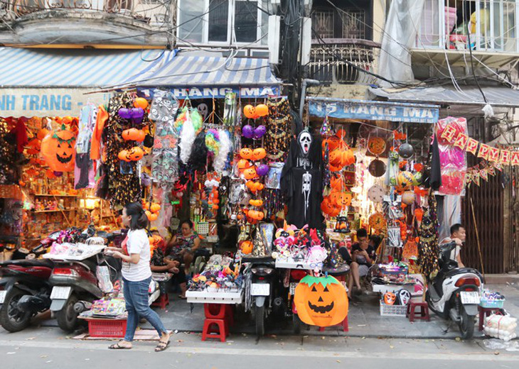 Bày bán nhiều mặt hàng phục vụ ngày hội Halloween - Ảnh 1.