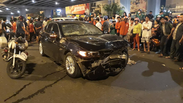 BMW lùa 5 xe máy dừng đèn đỏ, 1 người chết, nhiều người bị thương - Ảnh 4.