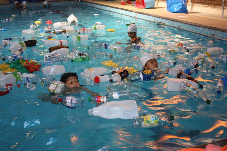Trường cho học sinh bơi trong bể ô nhiễm để dạy về rác nhựa - Ảnh 7.