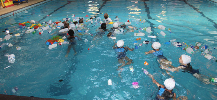 Trường cho học sinh bơi trong bể ô nhiễm để dạy về rác nhựa - Ảnh 6.