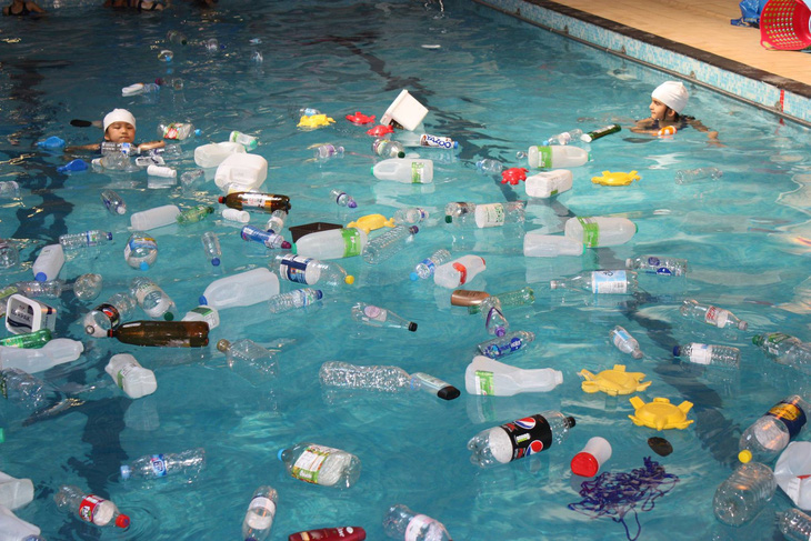 Trường cho học sinh bơi trong bể ô nhiễm để dạy về rác nhựa - Ảnh 4.
