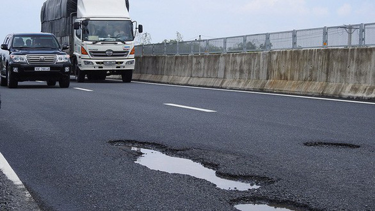 Tạm đình chỉ giám đốc Ban quản lý dự án Đà Nẵng - Quảng Ngãi - Ảnh 1.