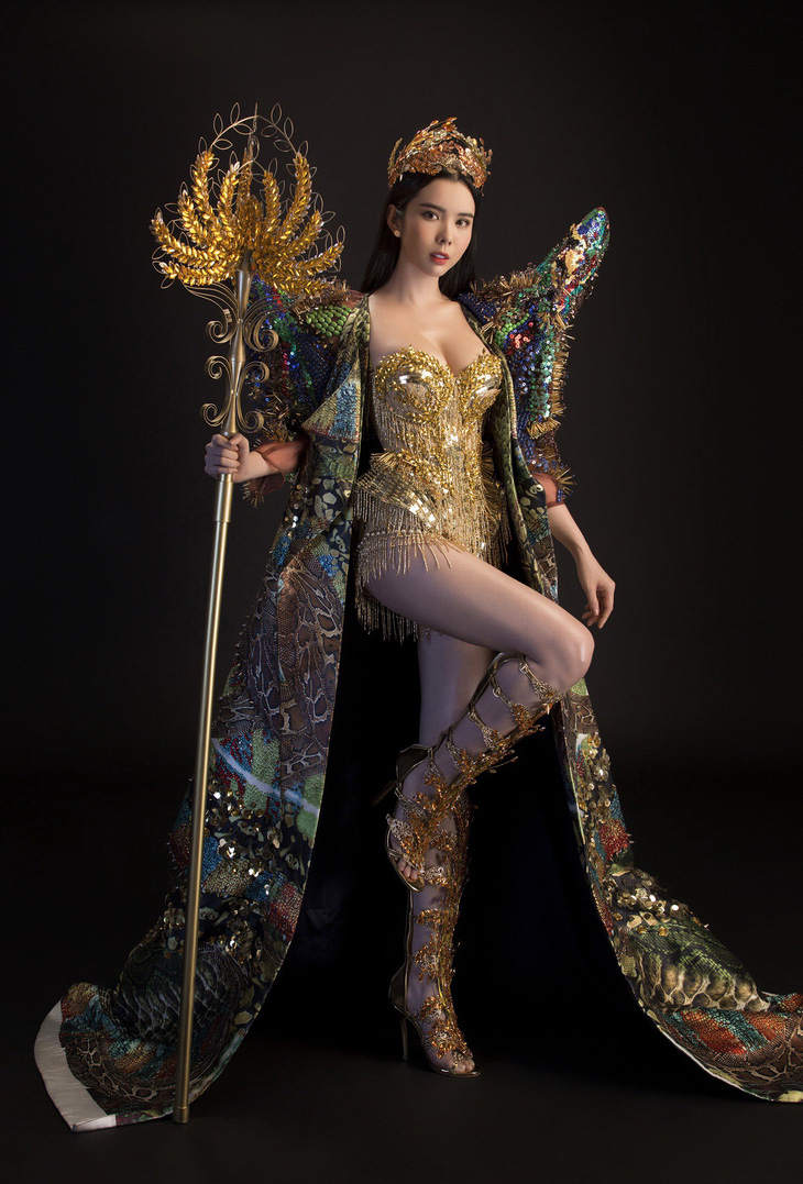 Bộ trang phục 20kg của Huỳnh Vy tại Nữ hoàng Du lịch Toàn cầu 2018 - Ảnh 2.