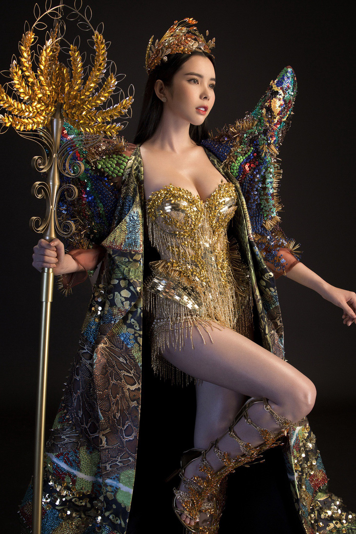 Bộ trang phục 20kg của Huỳnh Vy tại Nữ hoàng Du lịch Toàn cầu 2018 - Ảnh 3.
