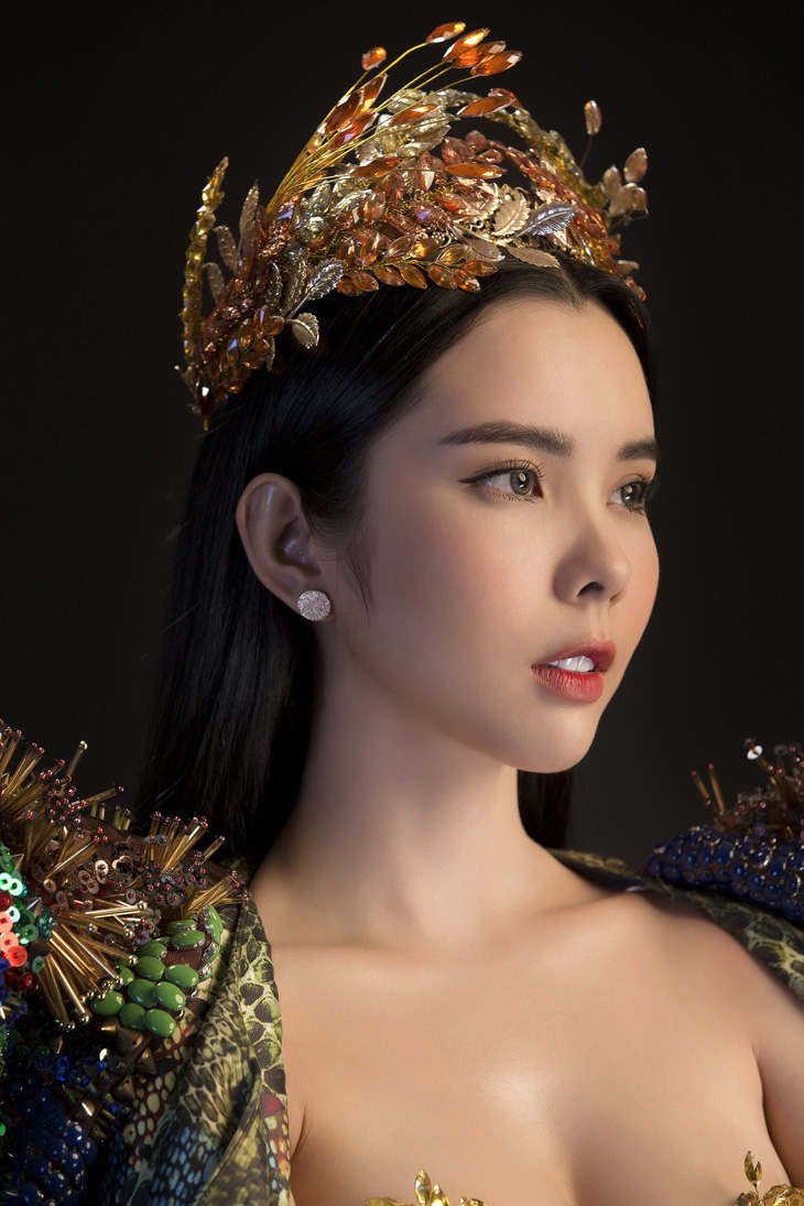 Bộ trang phục 20kg của Huỳnh Vy tại Nữ hoàng Du lịch Toàn cầu 2018 - Ảnh 1.