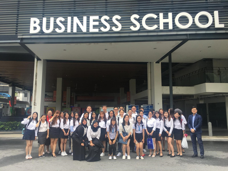 Sinh viên ICAEW Việt Nam trải nghiệm tại Singapore - Ảnh 1.