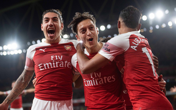 Trở lại sau chấn thương, Mesut Ozil đưa Arsenal vào tốp 4