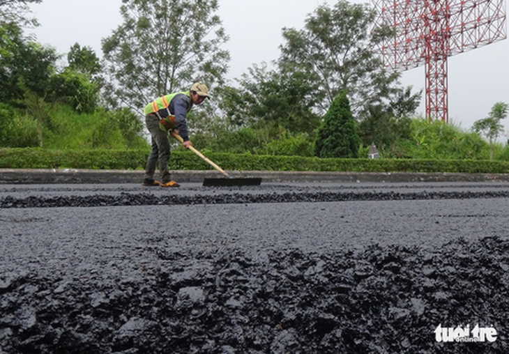 Đắp nhựa mới cao tốc Liên Khương - Đà Lạt - Ảnh 2.