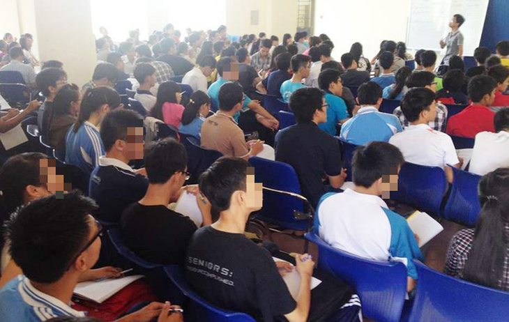 Hàng ngàn sinh viên ở TP.HCM bị buộc thôi học - Ảnh 1.