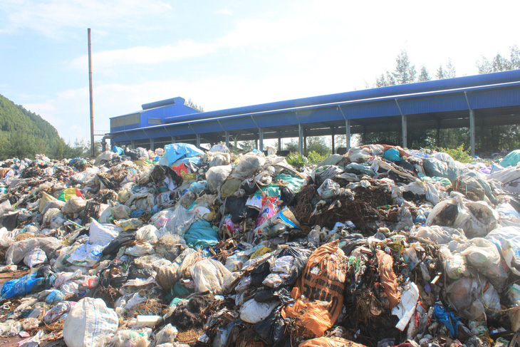 Nhà máy rác ngừng hoạt động, hơn 500 tấn rác bốc mùi nồng nặc - Ảnh 1.