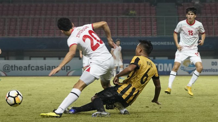 Cầu thủ U-19 Malaysia khiến đồng nghiệp gãy gập chân - Ảnh 2.