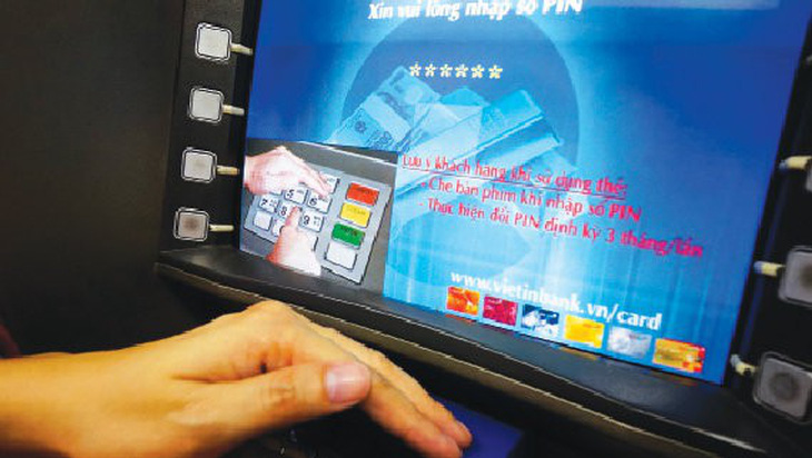 VietinBank bắt quả tang người Trung Quốc rút trộm tiền ATM - Ảnh 1.