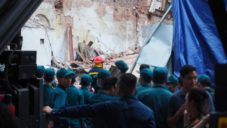 Vụ bà cụ thoát chết ở Hà Nội: tường sập khi đang phá dỡ nhà - Ảnh 1.