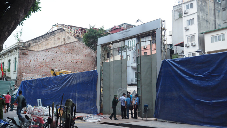 Vụ bà cụ thoát chết ở Hà Nội: tường sập khi đang phá dỡ nhà - Ảnh 2.