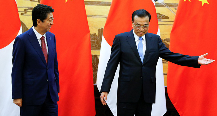 Thủ tướng Nhật Shinzo Abe thăm Trung Quốc: Nỗ lực cân bằng quan hệ - Ảnh 1.