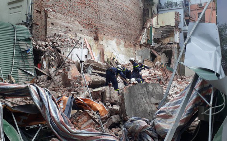 Sập nhà trên phố cổ Hà Nội, cụ bà 82 tuổi thoát chết trong gang tấc