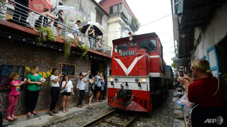 Đường sắt chạy qua phố cổ Hà Nội lên báo Pháp - Ảnh 3.