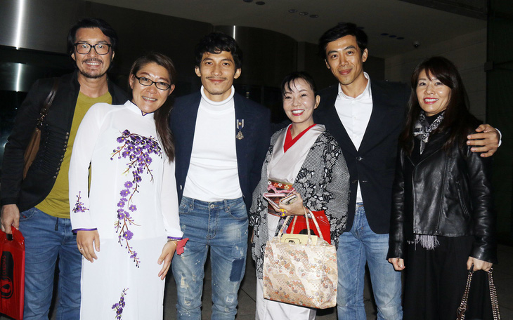 Khán giả Tokyo mặc áo dài, kimono đi xem Song Lang