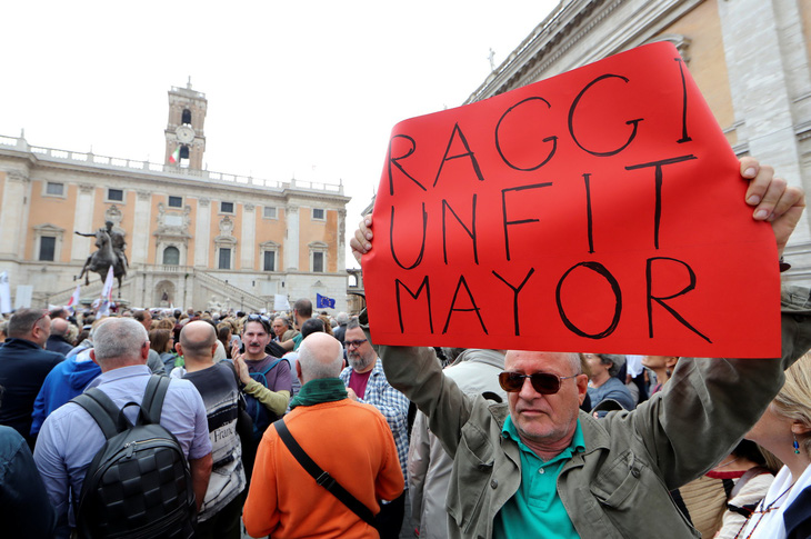 Dân Roma biểu tình vì thành phố quá nhiều ổ gà - Ảnh 4.