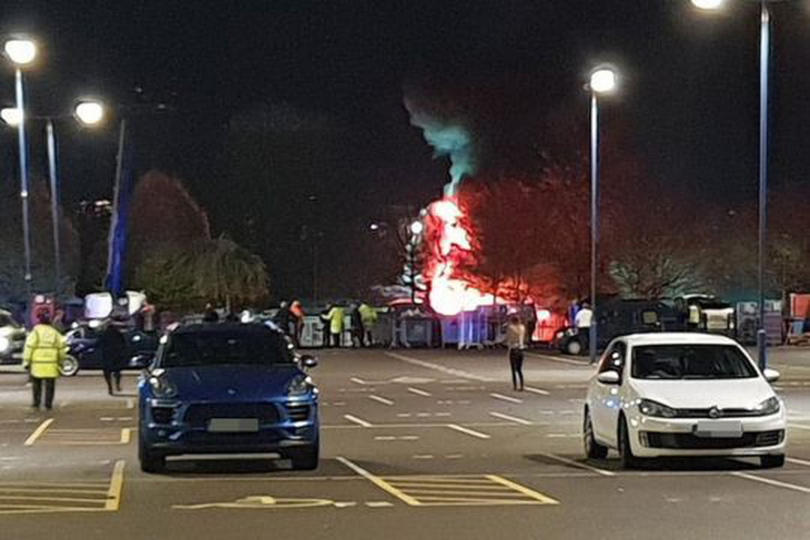 Trực thăng của ông chủ CLB Leicester City bốc cháy - Ảnh 1.
