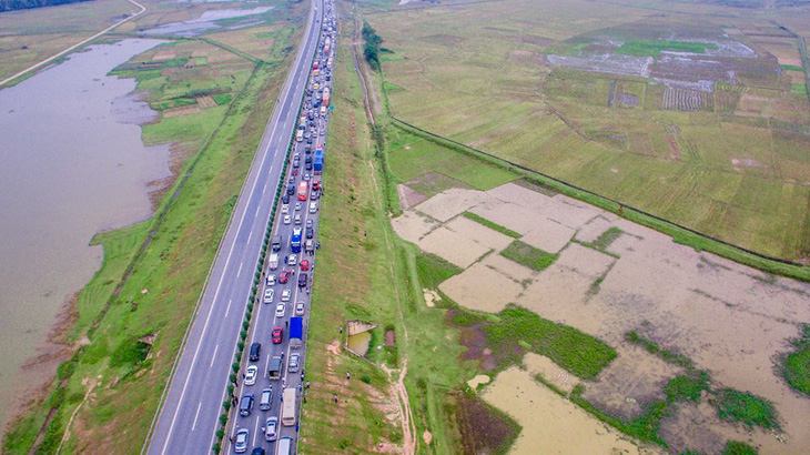 Xe tải tông xe khách, cao tốc Nội Bài - Lào Cai ùn tắc kéo dài - Ảnh 2.