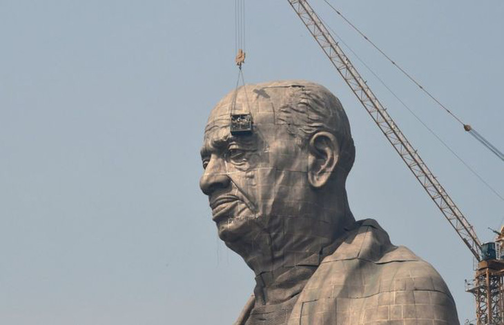 Nông dân Ấn Độ nghèo đói ngắm tượng đài hoành tráng 430 triệu USD - Ảnh 1.