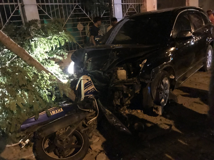 Phó công an Đồng Xoài lái ôtô tông nhiều xe máy, 2 người nhập viện - Ảnh 1.