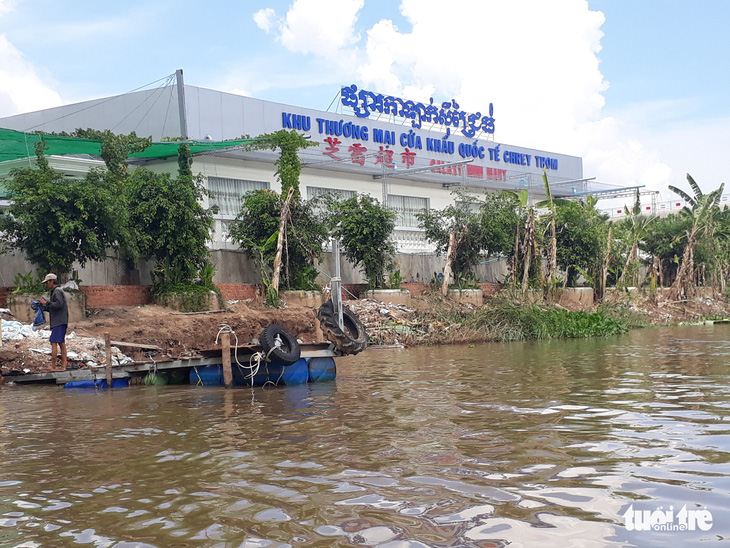 Vô tư đưa khách sang Campuchia đánh bạc? - Ảnh 2.