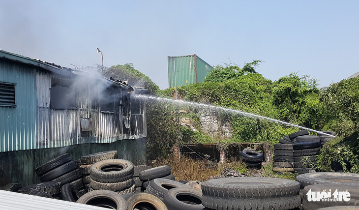 Cháy kho chứa lốp ôtô tại Khu công nghiệp Đình Vũ - Ảnh 3.