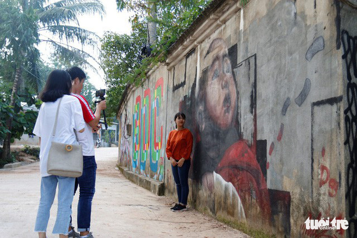 Con đường graffiti hút hồn bạn trẻ xứ Huế - Ảnh 1.