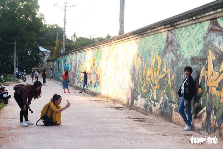 Con đường graffiti hút hồn bạn trẻ xứ Huế - Ảnh 2.