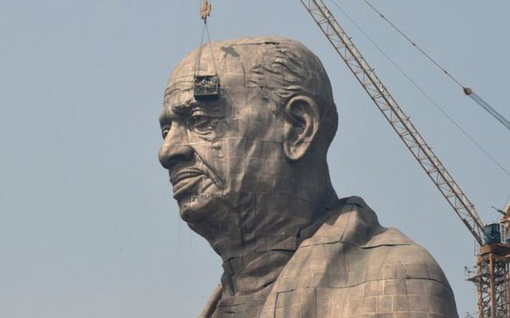 Nông dân Ấn Độ nghèo đói ngắm tượng đài hoành tráng 430 triệu USD