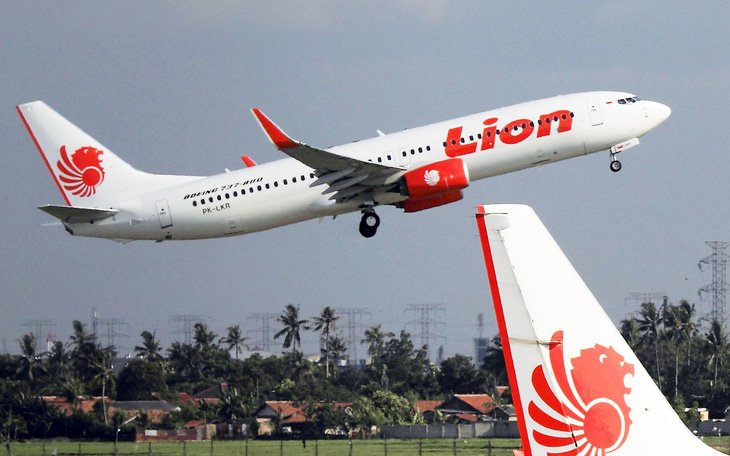 Máy bay chở 189 người của Indonesia rơi xuống biển