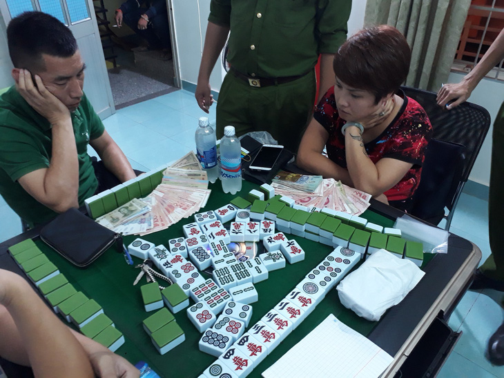 Bắt quả tang nhóm du khách Trung Quốc đánh bạc trái phép - Ảnh 1.