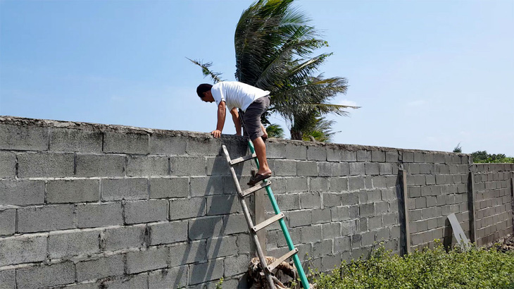 Dự án bít lối, dân leo tường ra biển - Ảnh 2.