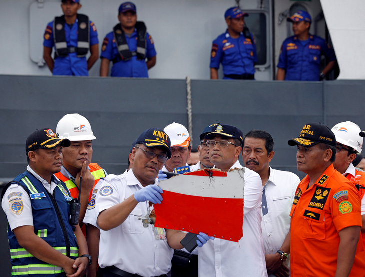 Tổng thống Indonesia ra lệnh tìm kiếm mảnh vỡ suốt đêm - Ảnh 3.