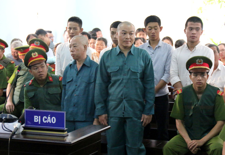 30 bị cáo gây rối, đốt phá trụ sở UBND Bình Thuận lãnh án tù - Ảnh 2.