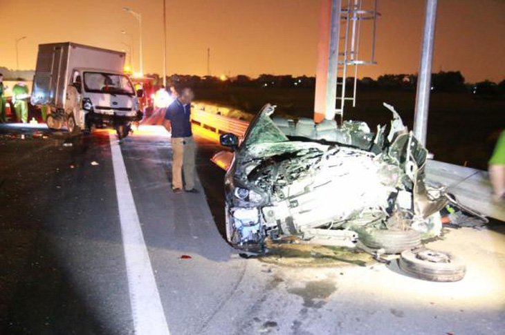 Mazda nát bét trên cao tốc Hạ Long - Hải Phòng, 2 người chết - Ảnh 1.