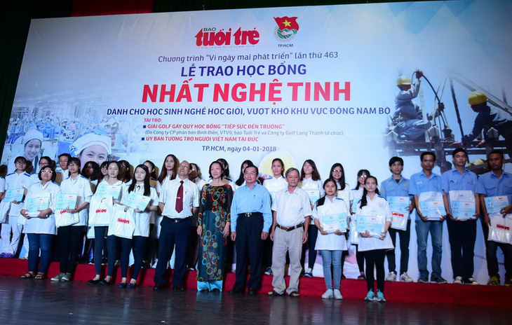 Trao học bổng Nhất nghệ tinh cho 106 học viên khó khăn - Ảnh 1.