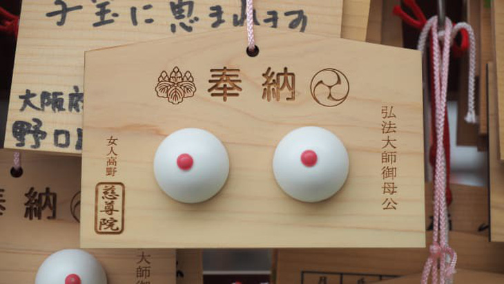 Ngôi đền Nhật Bản thờ bầu ngực phụ nữ - Ảnh 1.