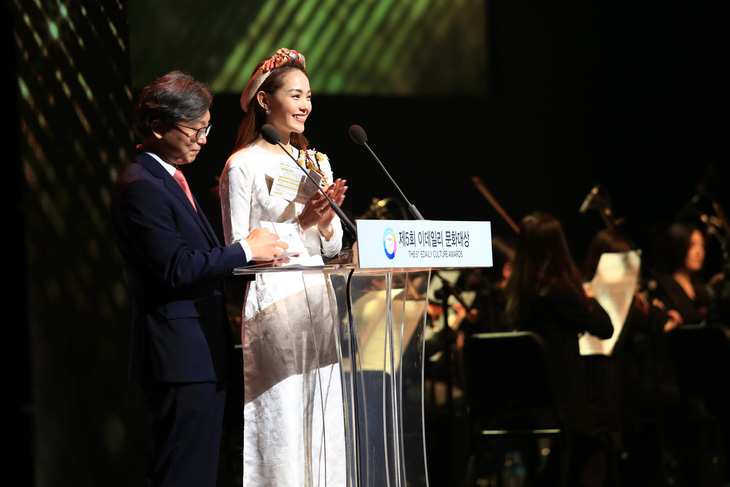 Minh Hằng trao giải Edaily Culture Awards ở Hàn Quốc - Ảnh 1.