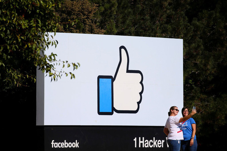 Facebook sẽ giảm lệ thuộc bảng tin, tăng đầu tư chat và video - Ảnh 1.