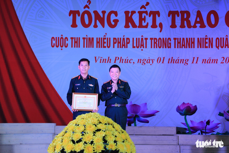 Trao giải thanh niên quân đội tìm hiểu pháp luật - Ảnh 1.